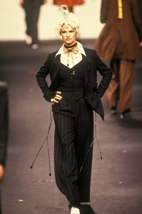 1978317348_KarlLagerfeld1994WomenRTW50.thumb.jpg.c39ae63b5273fa90bb84b8d6ff599758.jpg