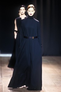 2055773344_YvesSaintLaurent2000WomenRTW41.thumb.jpg.e115d93f19d07aafafa9928279b093c0.jpg