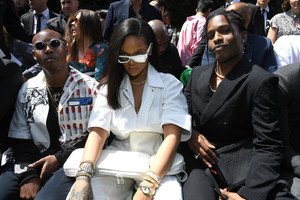 Rihanna+Louis+Vuitton+Front+Row+Paris+Fashion+itpqjguSMTjx.jpg