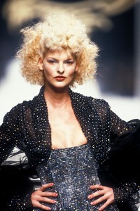 2116094833_VivienneWestwood1995WomenRTW216.thumb.jpg.a5ddfbfb51e6721158e7236ca9b603c2.jpg