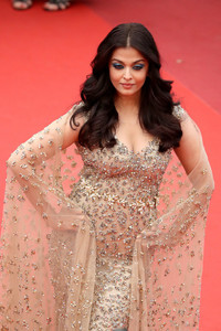 Aishwarya+Rai+Slack+Bay+Ma+Loute+Red+Carpet+zavdDzj3L_Wx.jpg