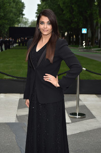 Aishwarya+Rai+Giorgio+Armani+40th+Anniversary+Zi1S91DfGJ3x.jpg