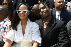 Rihanna+Louis+Vuitton+Front+Row+Paris+Fashion+GWPI2CruBjix.jpg