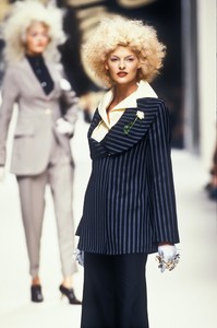 304181068_VivienneWestwood1995WomenRTW100.thumb.jpg.42466937ef00458e7786bad03d85138d.jpg