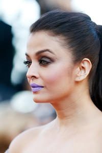 Aishwarya+Rai+Land+Moon+Mal+De+Pierres+Red+-UgAC0tWEDHx.jpg