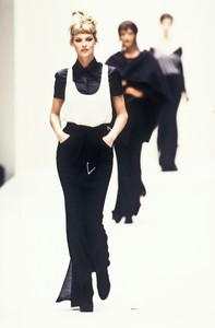 390875183_Fendi1994WomenRTW63.thumb.jpg.a12e69db79c95dfa7faa6b828cbeeb77.jpg