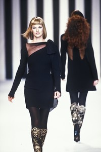 391074392_Valentino1994WomenRTW75.thumb.jpg.750613539812065f460682b70ddff5b6.jpg