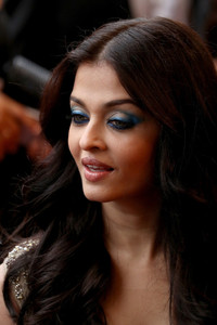 Aishwarya+Rai+Slack+Bay+Ma+Loute+Red+Carpet+tu2x-i86WWhx.jpg