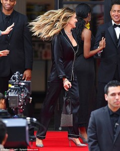 4CF1581A00000578-5813769-Long_hair_don_t_care_SJP_looked_camera_ready_with_her_long_blond-a-11_1528311718779.jpg
