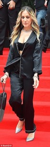 4CF15AD100000578-0-The_actress_was_filmed_walking_down_a_red_carpet-a-14_1528221136132.jpg