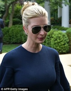 4D0655AF00000578-5818487-Minimal_She_wore_her_hair_up_in_a_messy_bun_and_kept_her_accesso-m-176_1528402285144.jpg