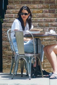 4D0F845A00000578-5823997-The_model_life_Even_with_sunglasses_on_the_model_s_flawless_comp-a-28_1528545278099.thumb.jpg.a4934dc8f5d2b49a94c6c3c18f887593.jpg