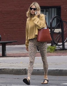 4D22A50600000578-5831341-Taking_her_time_Sienna_Miller_36_nailed_casual_chic_in_a_mustard-m-34_1528735117890.jpg