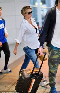 4D24C1DB00000578-5832719-Go_west_Kate_Hudson_39_was_snapped_leaving_New_York_City_s_JFK_a-a-2_1528762226100.jpg