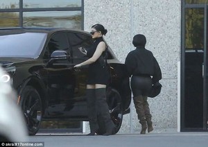 4D262C6000000578-5833637-Shotgun_Kim_was_going_to_ride_in_the_passenger_s_seat-a-4_1528816866970.jpg