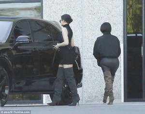 4D262D2000000578-5833637-Days_end_The_ladies_got_into_their_luxury_SUV_to_leave-a-6_1528816867014.jpg