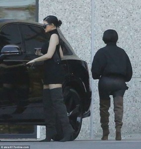 4D262D4C00000578-5833637-Days_end_The_ladies_got_into_their_luxury_SUV_to_leave-a-1_1528789359715.jpg