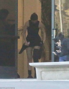 4D262DB400000578-5833637-Peek_Kylie_could_be_seen_slipping_on_the_boots_in_a_doorway_as_a-a-2_1528816866925.jpg
