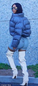 4D2940A000000578-5836421-Showing_off_Kim_flaunted_her_bodacious_figure_on_the_outing-a-77_1528842858468.jpg