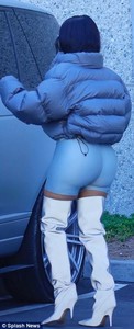 4D29424B00000578-5836421-Wow_factor_She_teamed_a_clinging_silver_top_with_matching_biker_-a-74_1528842742359.jpg