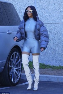 4D29425000000578-5836421-As_she_rocked_monochromatic_looks_including_biker_shorts_the_pie-a-72_1528842695294.jpg