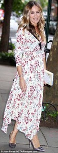 4D2F0EDB00000578-5839771-Parker_topped_her_whole_look_off_with_silver_heels_tipped_with_a-a-17_1528904953107.thumb.jpg.f1a080f315233e41a6d54246542c6367.jpg