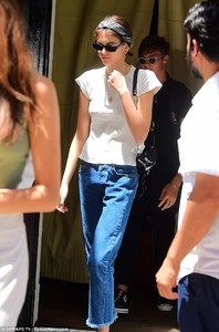 4D3CC6EE00000578-5845589-Off_duty_Kaia_Gerber_is_pictured_out_in_New_York_on_Thursday_enj-m-61_1529004672019.jpg