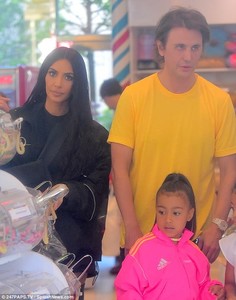 4D3DADFC00000578-5846191-Freebies_Kim_s_BFF_Jonathan_Cheban_kept_it_casual_in_a_yellow_T_-a-3_1529025667402.jpg