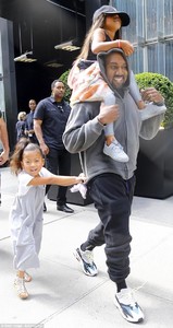 4D45B27E00000578-5849677-It_s_North_West_day_North_shows_off_her_new_hair_extensions_as_b-a-1_1529105968688.jpg