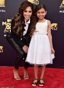 4D51230D00000578-5852647-Mom_and_me_Farrah_s_date_for_the_evening_was_her_daughter_Sophia-m-14_1529194935668.jpg