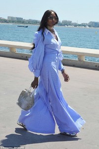 4D69EFBF00000578-5861941-Fashion_icon_Naomi_Campbell_looked_every_inch_of_her_supermodel_-m-31_1529430370981.jpg