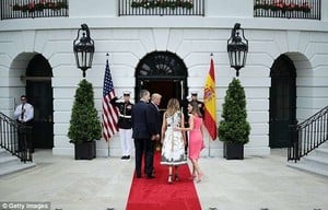 4D6B7F4100000578-5862367-King_Felipe_VI_of_Spain_U_S_President_Donald_Trump_first_lady_Me-a-64_1529440131752.jpg