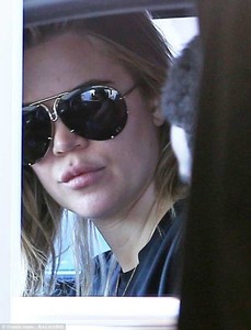 4D6C01AF00000578-5862715-Fries_to_go_The_KUWTK_appeared_to_be_makeup_free_and_dressed_cas-m-75_1529441637308.jpg