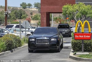 4D6C0F6B00000578-5862715-Rolling_Tristan_drove_Khloe_s_black_Rolls_Royce_through_the_McDo-a-80_1529442754393.jpg