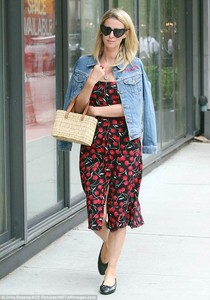 4D7D3BE700000578-5870799-Glamorous_The_hotel_heiress_look_confident_as_she_strolled_down_-a-8_1529603679210.jpg