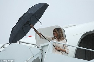 4D7ED99000000578-5870891-Wet_arrival_The_First_lady_arrived_at_McAllen_airport_on_a_gover-a-218_1529618958115.jpg