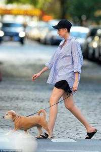 4D86502600000578-5874899-Walk_She_added_frayed_black_denim_shorts_a_baseball_cap_and_flat-a-15_1529684615602.jpg