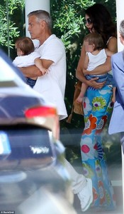 4D96608B00000578-5879923-Happy_father_George_Clooney_greeted_his_wife_Amal_and_their_twin-a-1_1529854911217.jpg