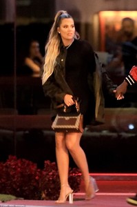 4D9EBA8B00000578-5883779-All_dressed_up_Khloe_had_made_every_effort_to_look_good_with_the-a-66_1529945854339.jpg