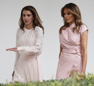 4DA06FB600000578-5884369-The_first_lady_wore_a_soft_pink_dress_from_Proenza_Schouler_that-m-2_1529956700635.jpg