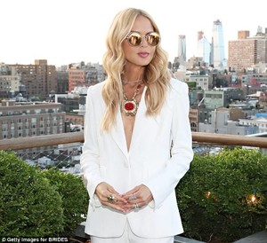 4DA2C1A300000578-5886719-Fashion_favourite_Rachel_Zoe_looked_sensational_in_a_sharp_white-m-25_1530010817501.jpg