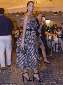 4DB61C2100000578-5896799-Pretty_in_polka_dots_Lily_Aldridge_looked_ravishing_in_a_ruffled-m-148_1530195145509.jpg