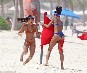 4DBA657100000578-5897905-Mischief_Karrueche_who_used_to_date_Chris_Brown_joked_around_wit-a-7_1530213383714.jpg