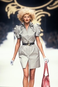 51169259_VivienneWestwood1995WomenRTW190.thumb.jpg.521895070cfe518d02166d3b3e3835dc.jpg