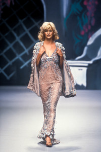 512295376_Chloe1995WomenRTW90.thumb.jpg.a9d088584c46291a8430fa0f96fe756e.jpg