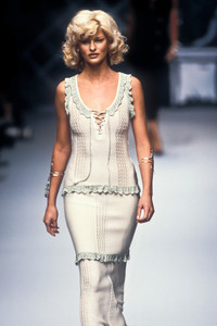 571202593_Chloe1995WomenRTW48.thumb.jpg.6f2eb0679ff4e9adba195a1188e31eb2.jpg
