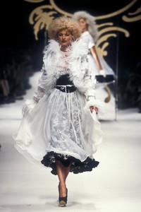 573612726_VivienneWestwood1995WomenRTW160.thumb.jpg.1cf007465f7525ea9d58c70261c92455.jpg