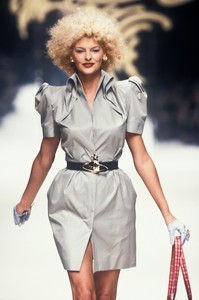 584367505_VivienneWestwood1995WomenRTW191.thumb.jpg.ac454ec1f5dfc0694947ca6d286d62d2.jpg