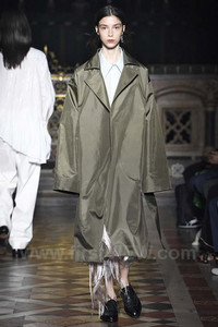 602540284_SharonWauchobSS2019LFWM11.thumb.jpg.c725ae440db80997bf563506eff39df1.jpg