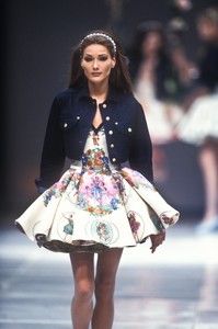 611747516_Versace1992WomenRTW28.thumb.jpg.3574f20388bbf05fb0615d90f9835f6f.jpg